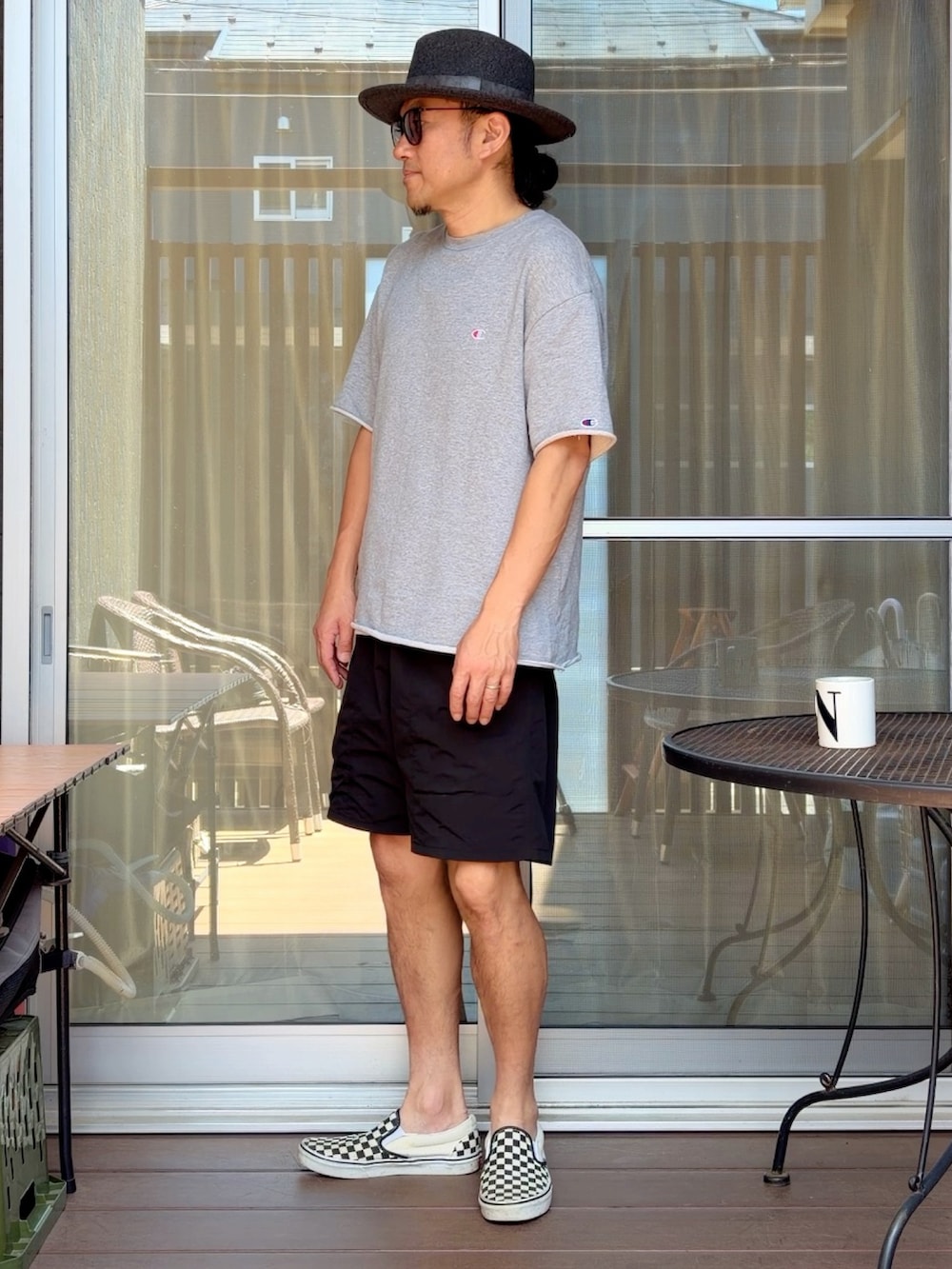 その他のスニーカー、ブラック系のその他パンツ、グレー系のTシャツ/カットソーを着用したメンズの春コーディネートの2枚目の写真