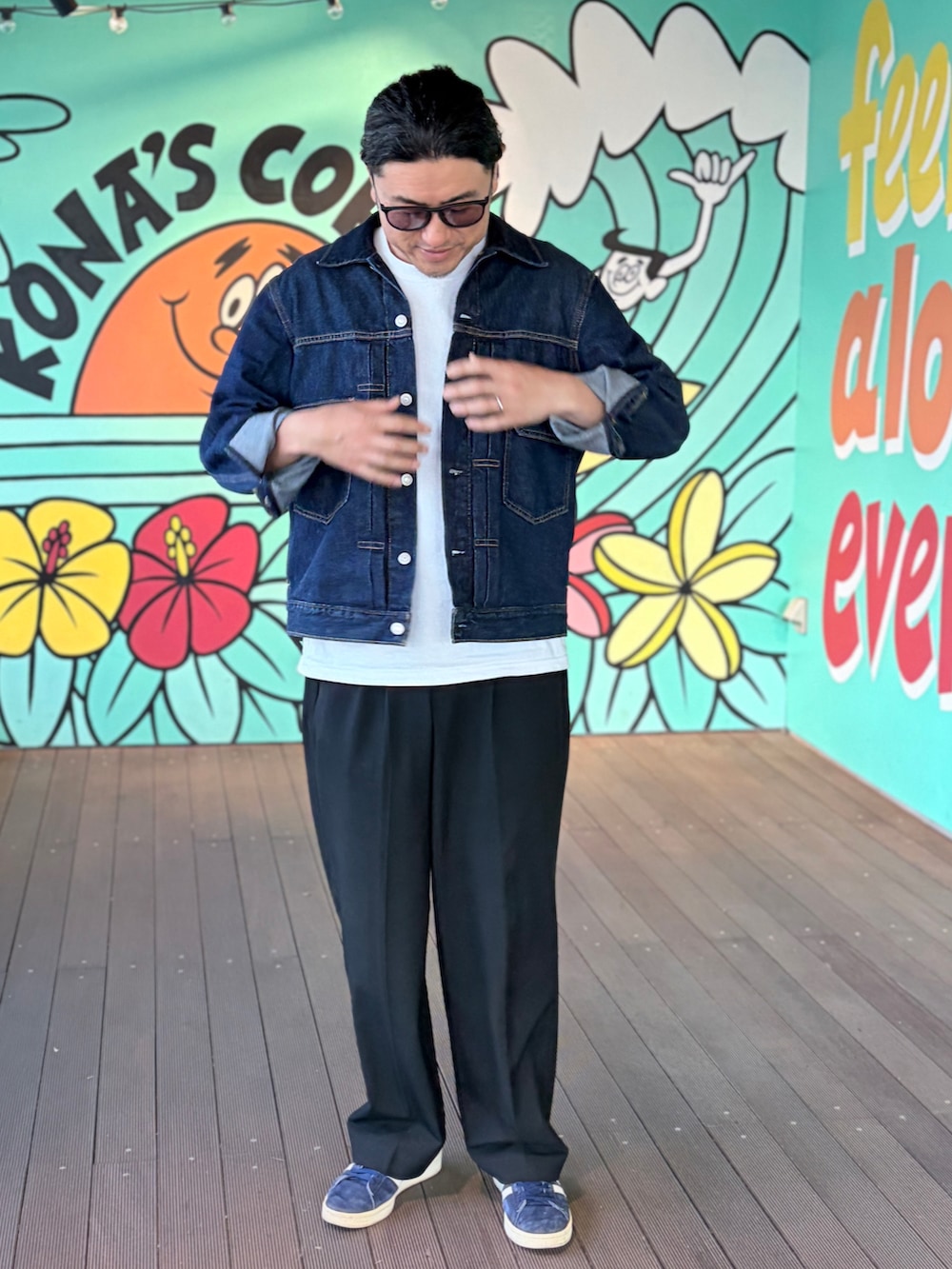 ブルー系のデニムジャケット、ブルー系のスニーカー、ホワイト系のTシャツ/カットソーを着用したメンズの春コーディネートの2枚目の写真