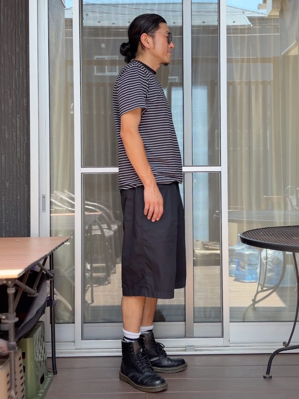 ブラック系のその他パンツ、ブラック系のTシャツ/カットソー、ブラック系のブーツを着用したメンズの夏コーディネートの2枚目の写真