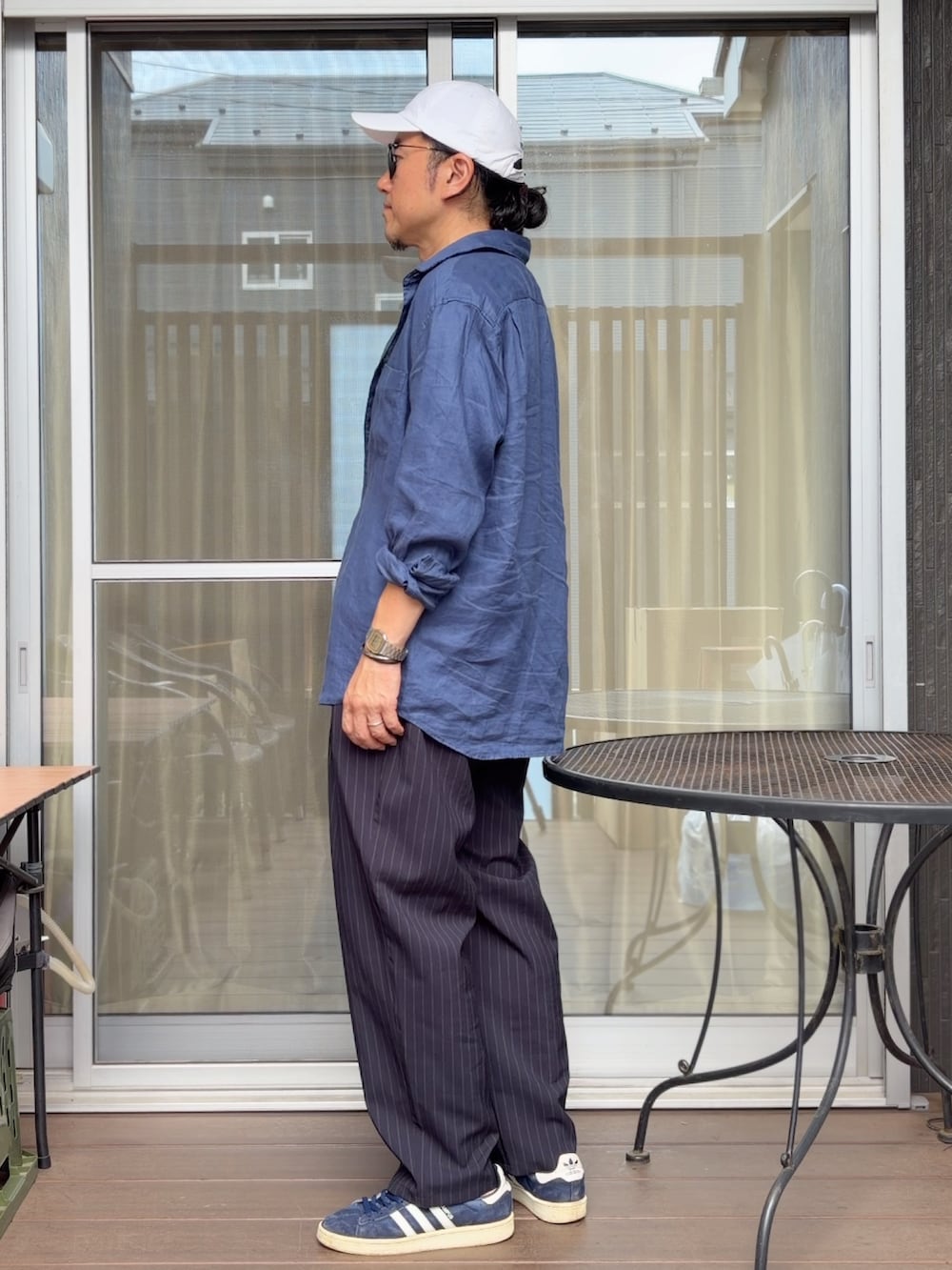 ブルー系のスニーカー、ブルー系のシャツ/ブラウス、ブルー系のスラックスを着用したメンズの夏コーディネートの2枚目の写真