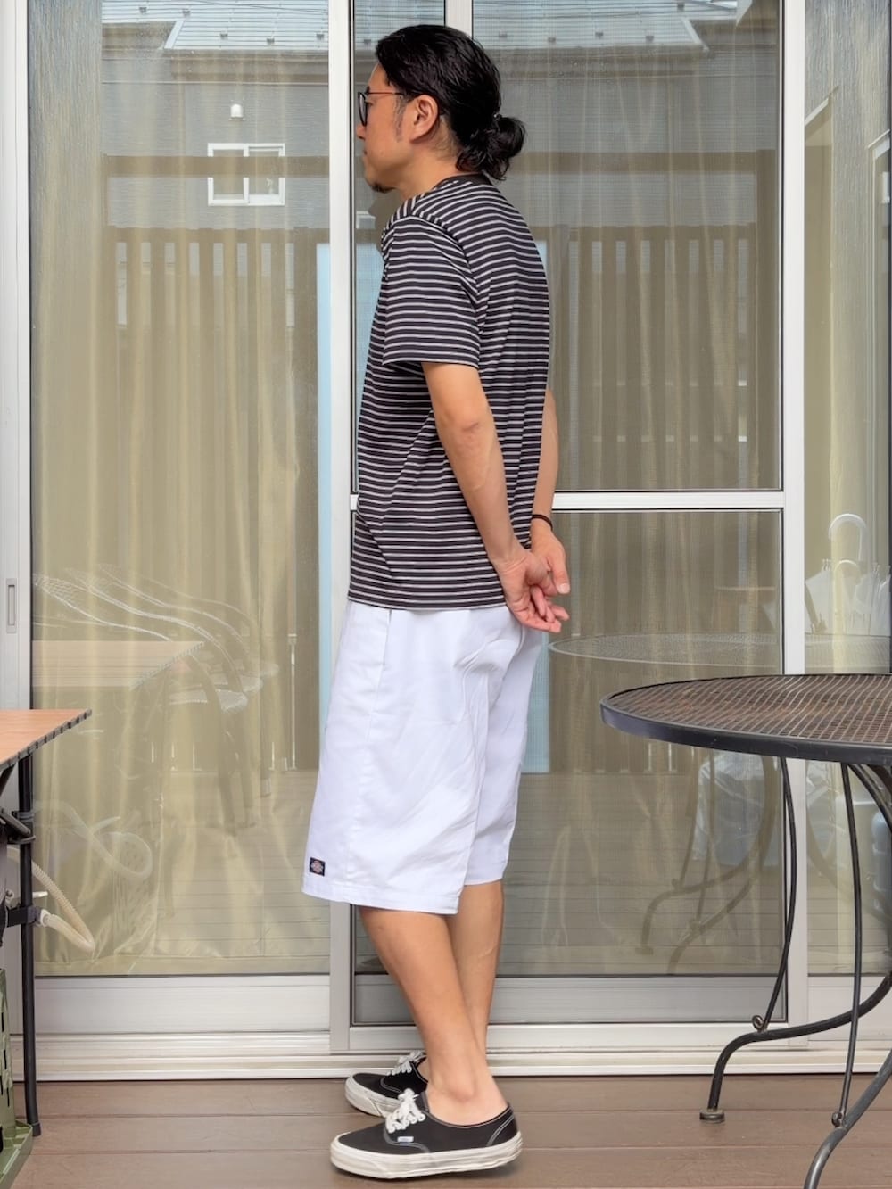 ブラック系のTシャツ/カットソー、ホワイト系のその他パンツ、ブラック系のスニーカーを着用したメンズの夏コーディネートの2枚目の写真