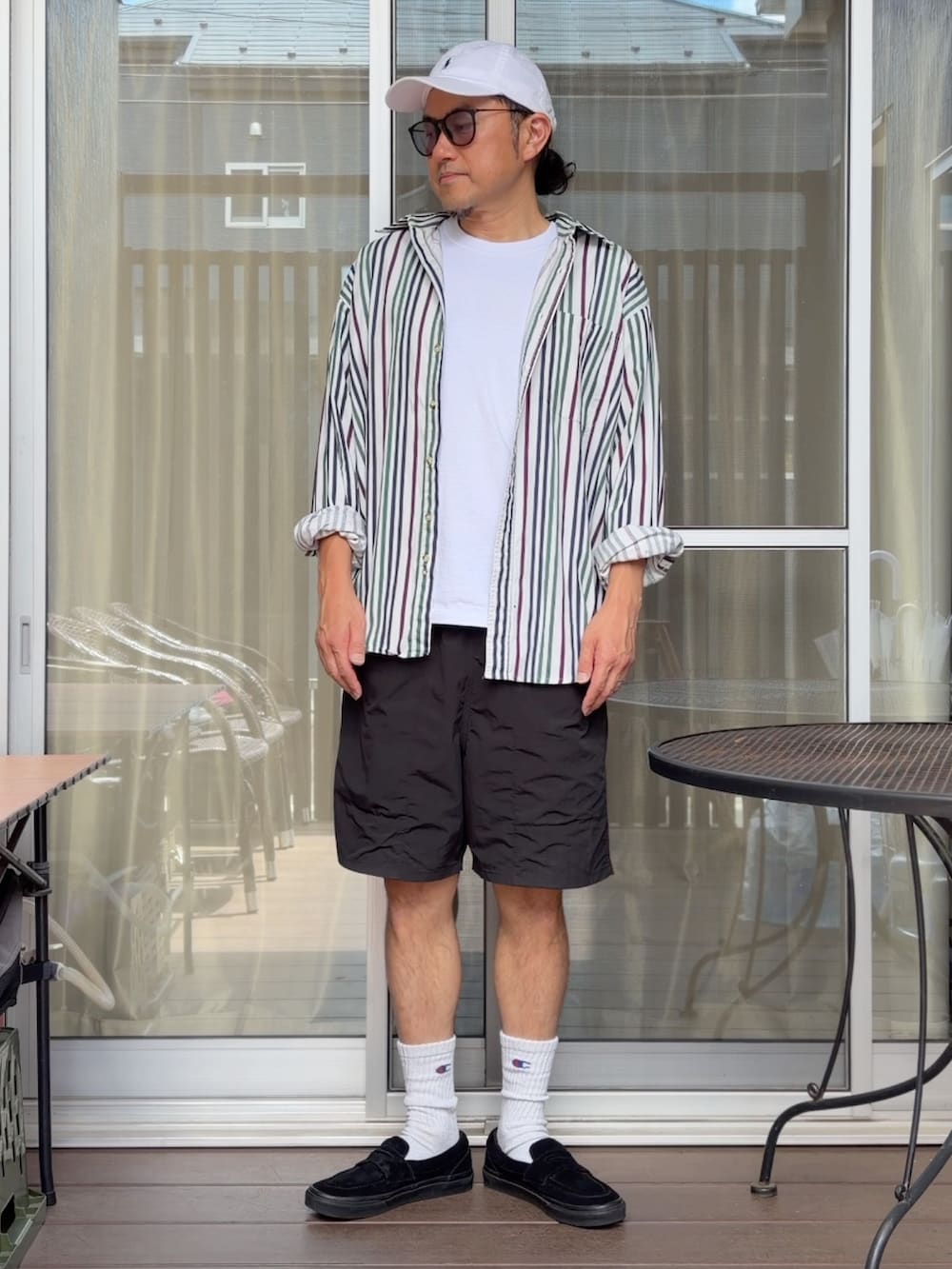 ホワイト系のシャツ/ブラウス、ブラック系のその他パンツ、ブラック系のローファーを着用したメンズの春コーディネートの2枚目の写真
