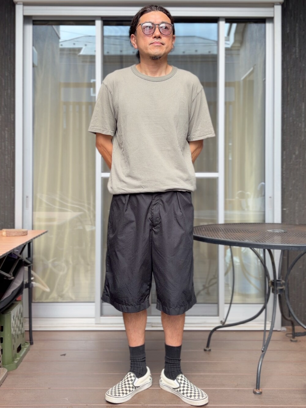 ブラック系のその他パンツ、グリーン系のTシャツ/カットソー、その他のスニーカーを着用したメンズの夏コーディネートの2枚目の写真