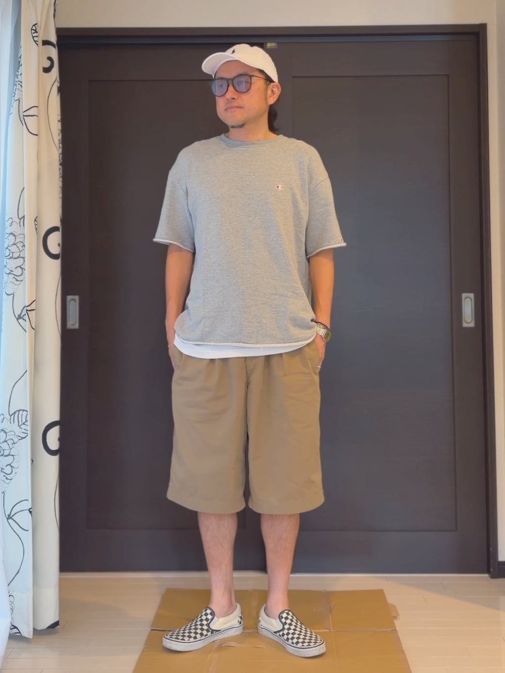 グレー系のTシャツ/カットソー、ベージュ系のその他パンツ、その他のスニーカーを着用したメンズの夏コーディネートの2枚目の写真
