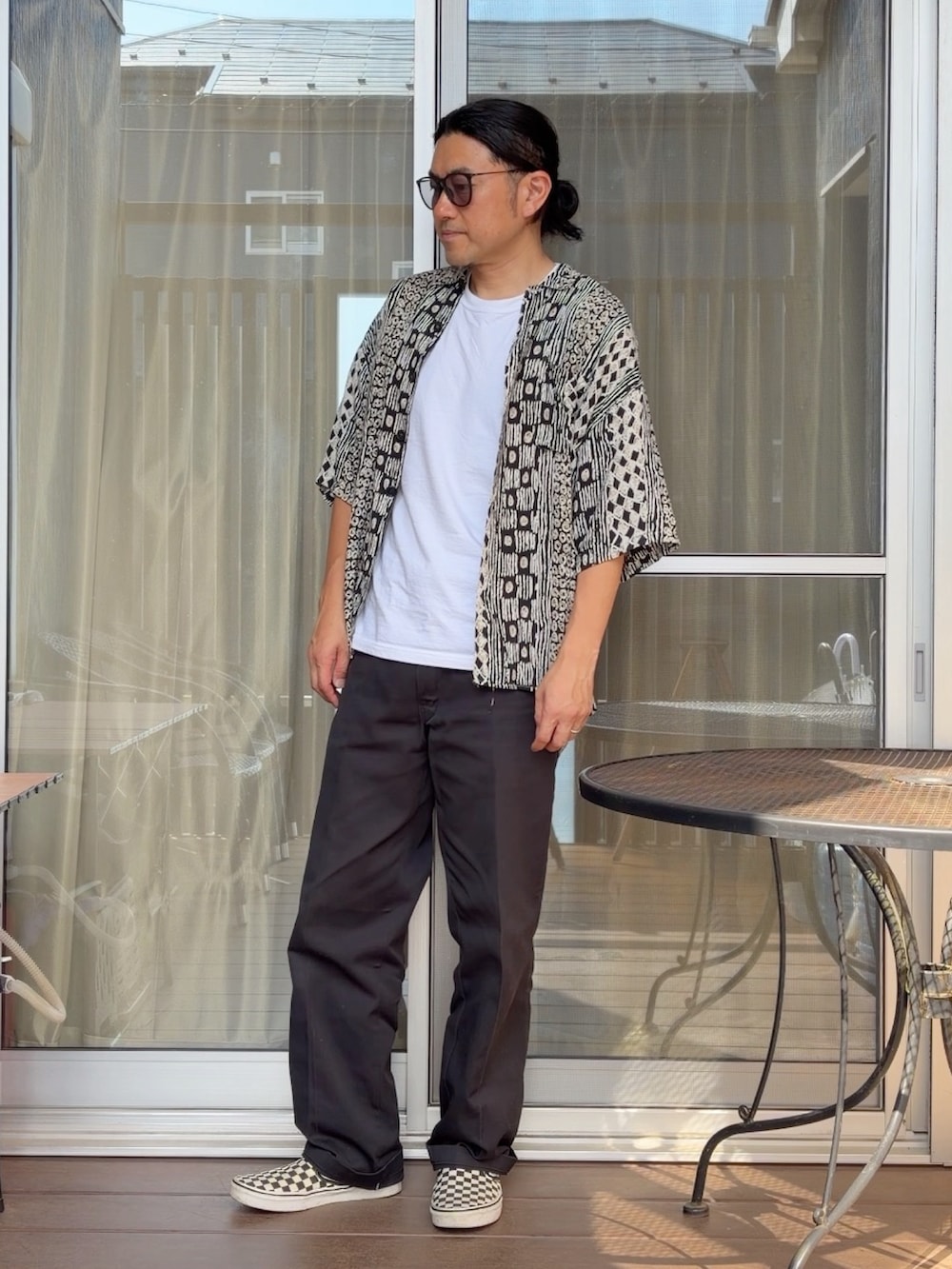 その他のスニーカー、ブラック系のチノパンツ、ブラック系のシャツ/ブラウスを着用したメンズの春コーディネートの2枚目の写真