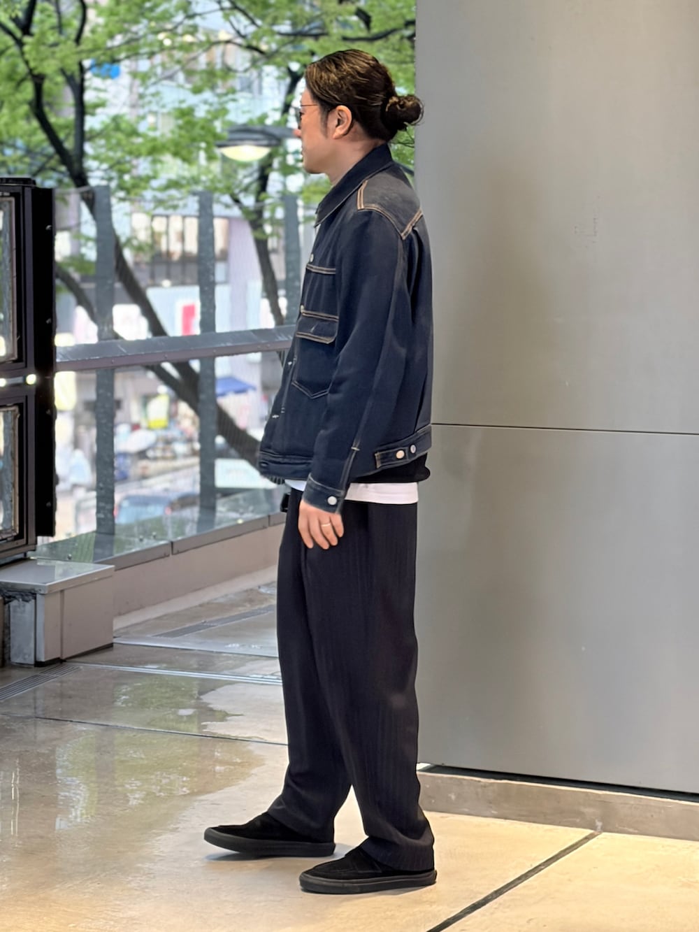 ブルー系のデニムジャケット、ブルー系のスラックス、ブラック系のローファーを着用したメンズの春コーディネートの2枚目の写真