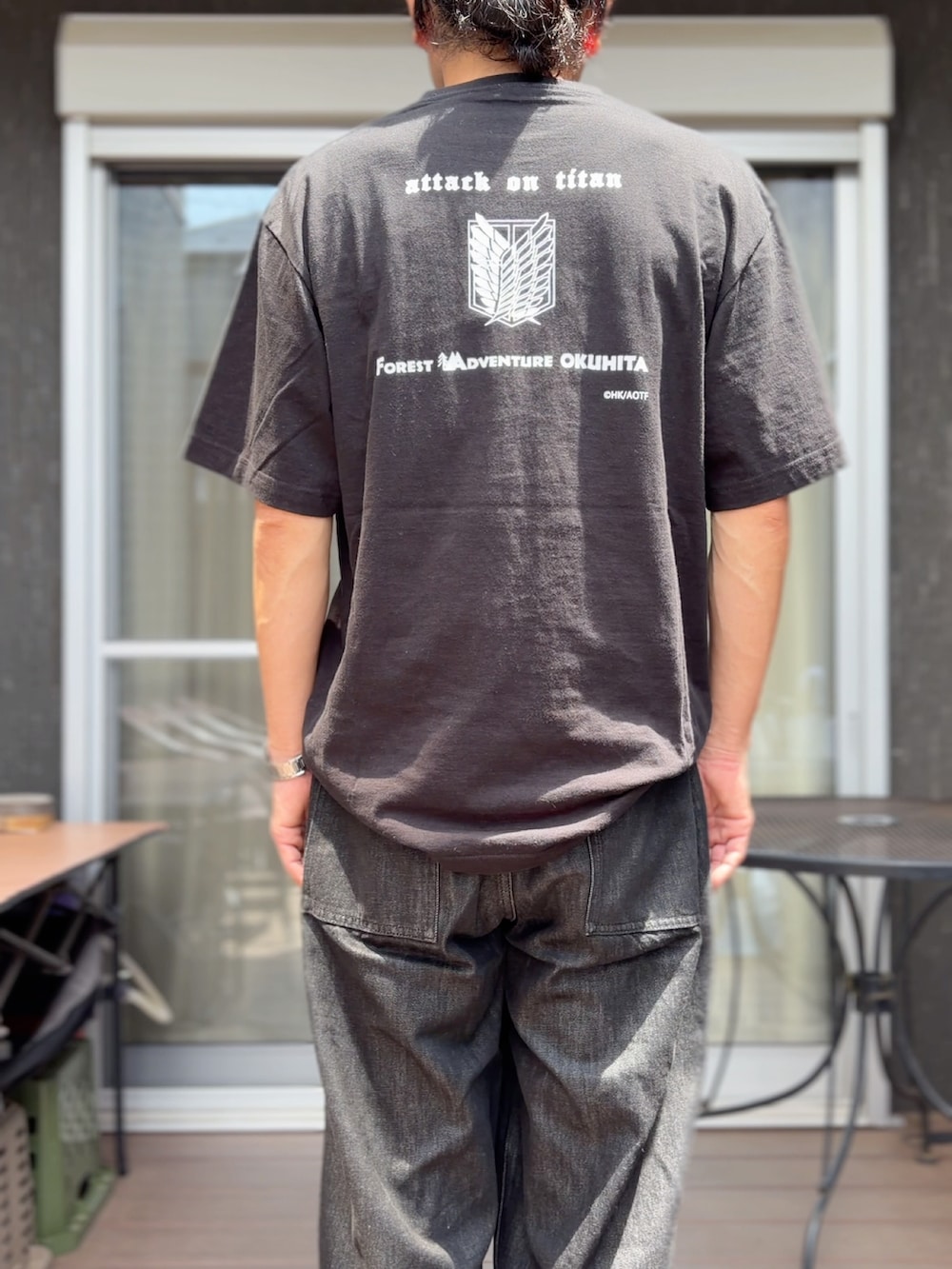 ブラック系のデニムパンツ、ブラック系のTシャツ/カットソー、その他のスニーカーを着用したメンズの夏コーディネートの2枚目の写真