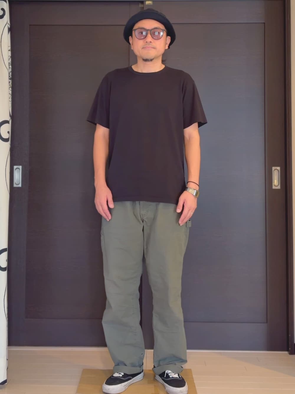 ブラック系のTシャツ/カットソー、グリーン系のその他パンツ、ブラック系のスニーカーを着用したメンズの夏コーディネートの4枚目の写真