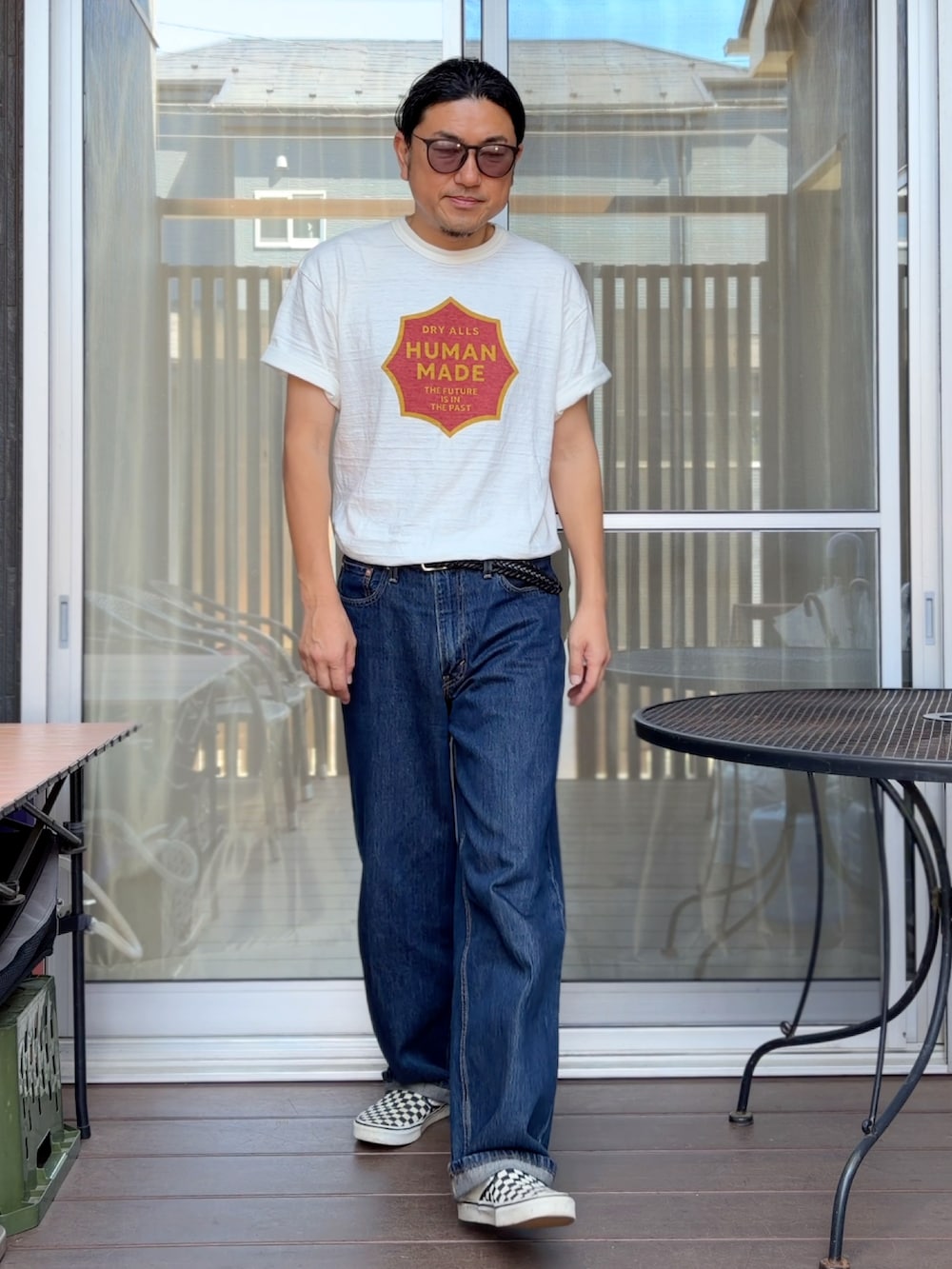ブルー系のデニムパンツ、その他のスニーカー、ホワイト系のTシャツ/カットソーを着用したメンズの春コーディネートの2枚目の写真