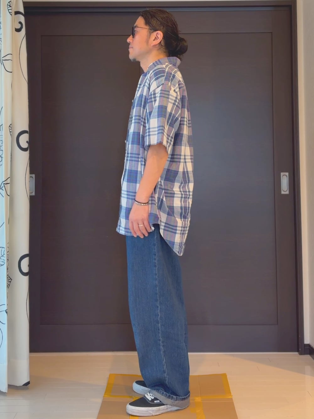 ブルー系のシャツ/ブラウス、ブルー系のデニムパンツ、ブラック系のスニーカーを着用したメンズの夏コーディネートの2枚目の写真