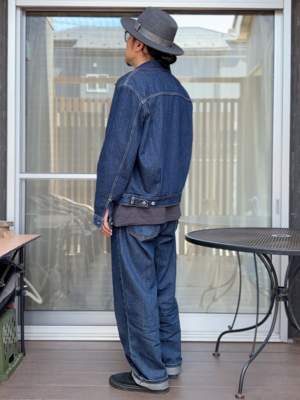 ブルー系のデニムパンツ、ブルー系のデニムジャケット、ブラック系のローファーを着用したメンズの春コーディネートの2枚目の写真