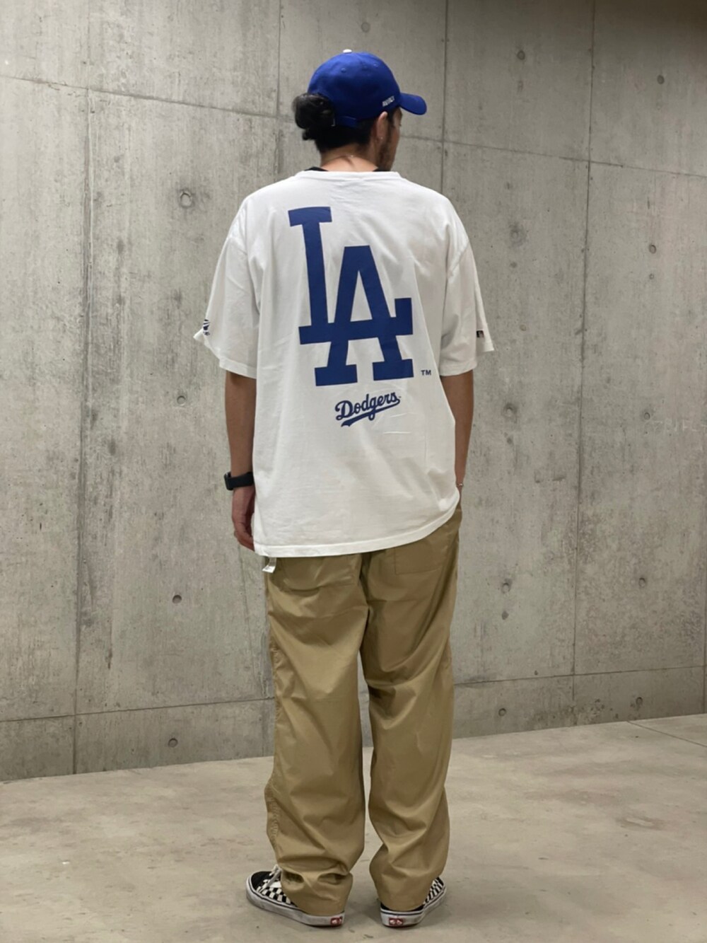 ホワイト系のTシャツ/カットソー、ベージュ系のその他パンツ、ブルー系のキャップを着用したメンズの夏コーディネートの2枚目の写真