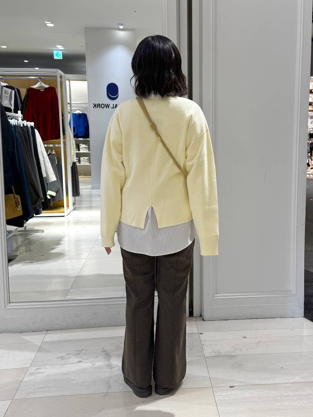 ホワイト系のシャツ/ブラウス、イエロー系のショルダーバッグ、ブラウン系のその他パンツを着用したレディースの冬コーディネートの8枚目の写真