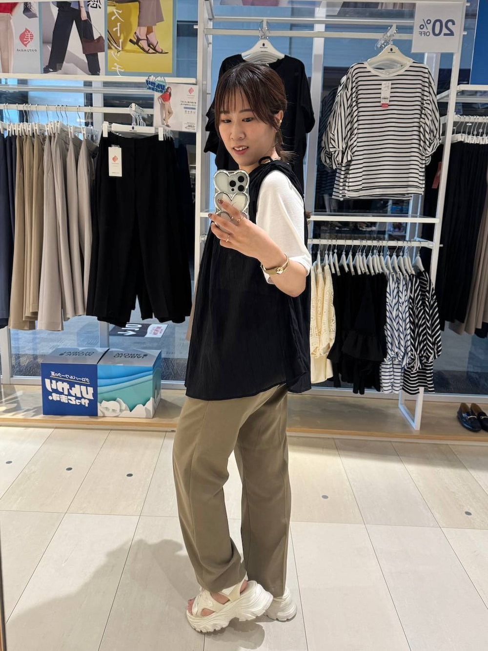 「きれいめ、カジュアル、ベーシック/シンプル、ブラウス、GLOBAL WORK、セットアップ、シワ軽減、ママコーデ、フェミニン、ロングヘア」｜「GLOBAL WORKのストレートパンツ/お手入れラクラクセットアップ/290030（その他パンツ、ベージュ系）」を使った、おまゆさん（レディース・159cm）の夏コーディネートの2枚目の写真