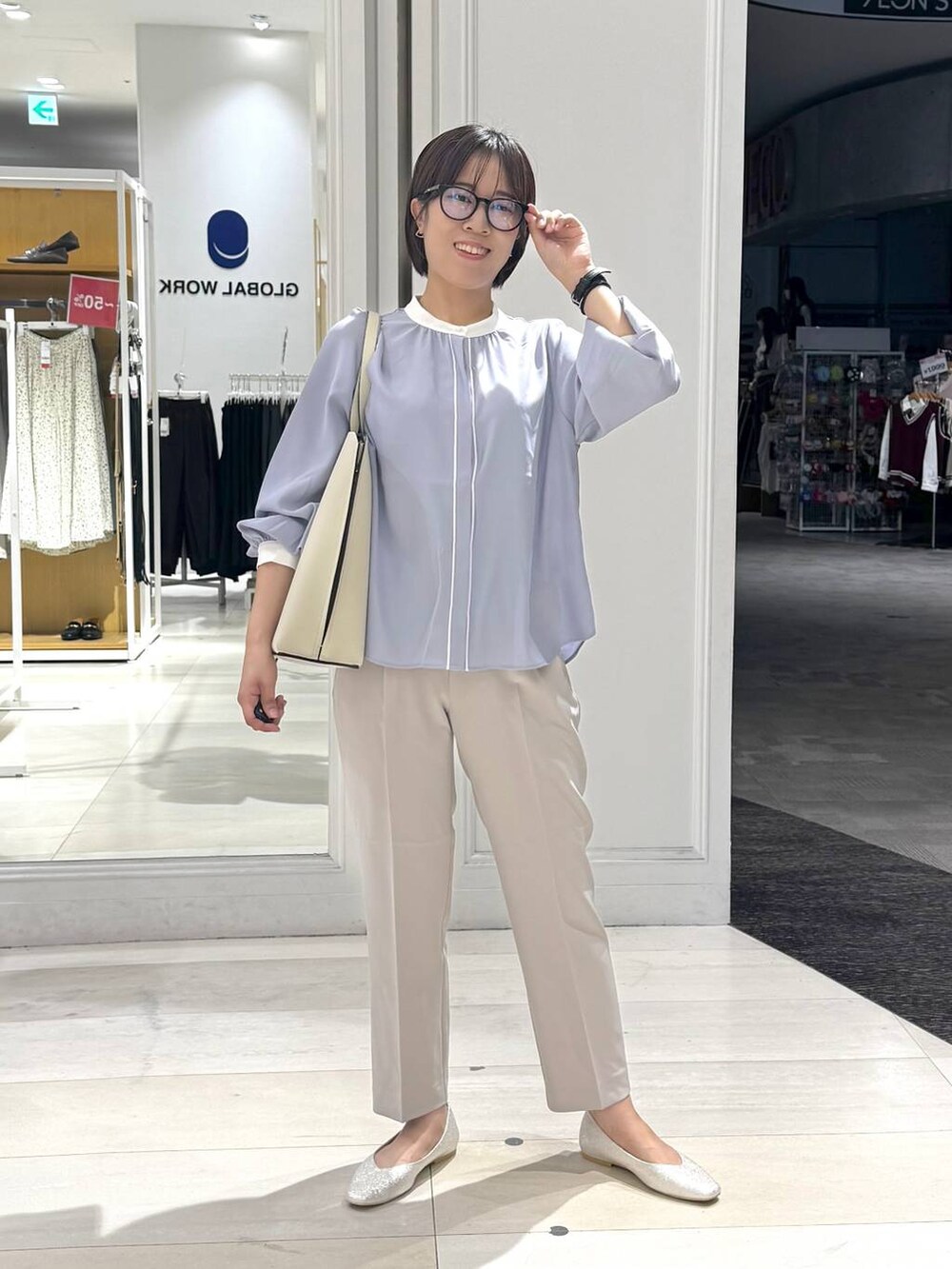 ベージュ系のパンプス、ホワイト系のトートバッグ、グレー系のその他パンツを着用したレディースの秋コーディネートの5枚目の写真