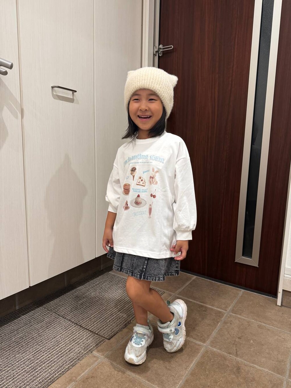 ブラック系のデニムスカート、ホワイト系のTシャツ/カットソーを着用したキッズの秋コーディネートの5枚目の写真