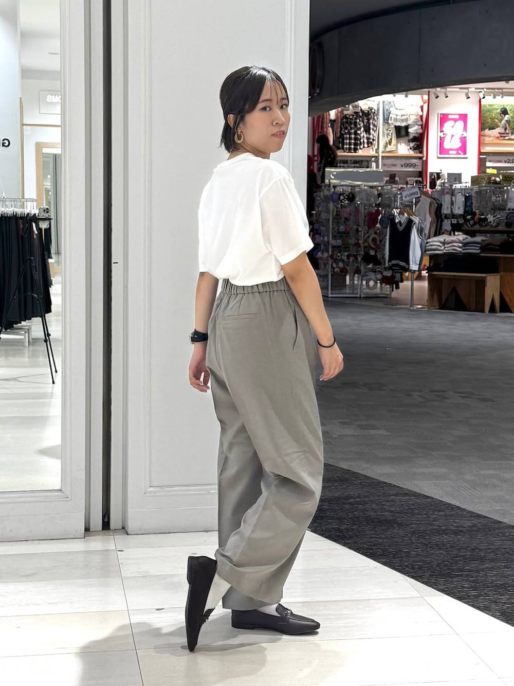 「きれいめ、カジュアル、ベーシック/シンプル、ジャケット、ジャケットスタイル、セットアップ、体型カバー、着痩せ・細見え、ママコーデ、Tシャツ、秋コーデ、秋服準備はじめました、秋っぽコーデ更新中、ブラウン」｜「GLOBAL WORKのサイズ拡大/らくっション撥水2WAYローファー/131468（ローファー、ブラウン系）」を使った、おまゆさん（レディース・159cm）の秋コーディネートの7枚目の写真