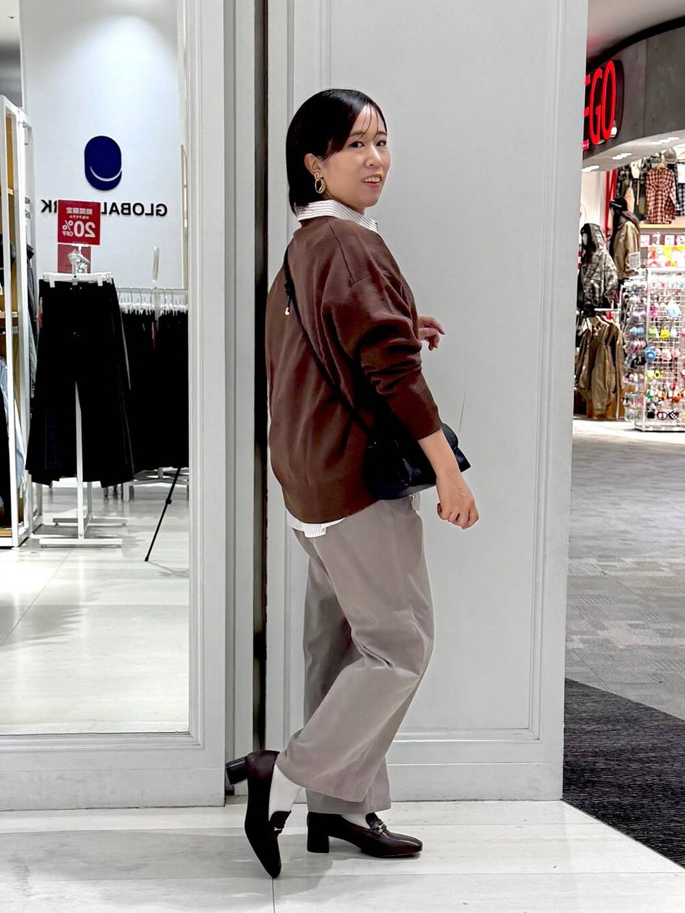 ブラック系のローファー、その他のシャツ/ブラウス、ブラック系のショルダーバッグを着用したレディースの秋コーディネートの2枚目の写真