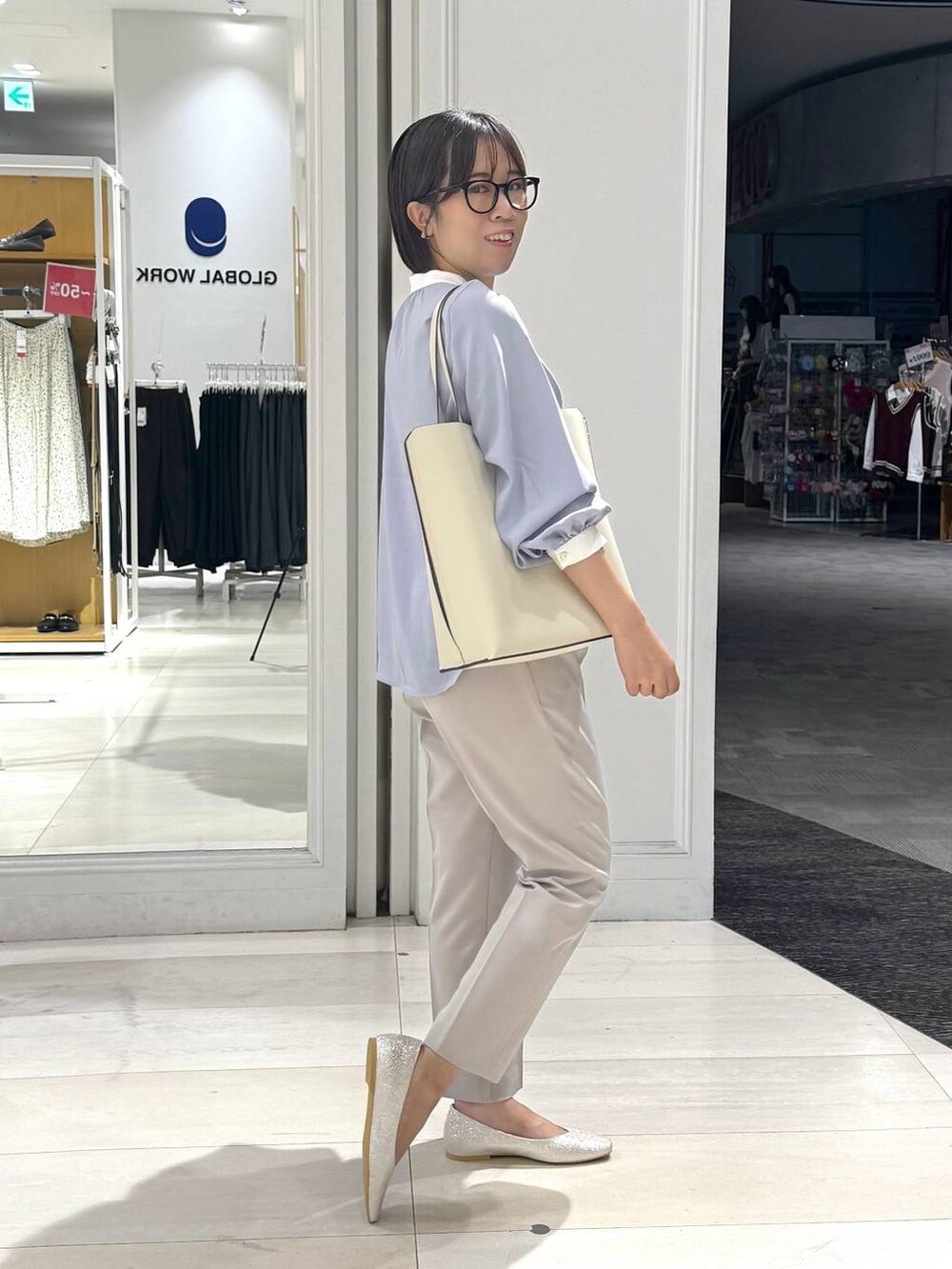 ベージュ系のパンプス、ホワイト系のトートバッグ、グレー系のその他パンツを着用したレディースの秋コーディネートの2枚目の写真