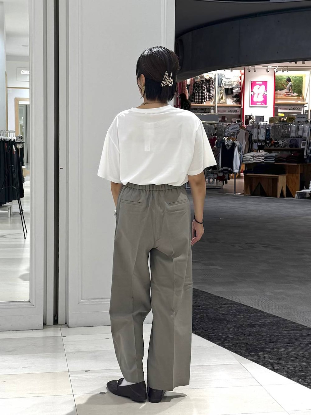 「きれいめ、カジュアル、ベーシック/シンプル、ジャケット、ジャケットスタイル、セットアップ、体型カバー、着痩せ・細見え、ママコーデ、Tシャツ、秋コーデ、秋服準備はじめました、秋っぽコーデ更新中、ブラウン」｜「GLOBAL WORKのサイズ拡大/らくっション撥水2WAYローファー/131468（ローファー、ブラウン系）」を使った、おまゆさん（レディース・159cm）の秋コーディネートの8枚目の写真