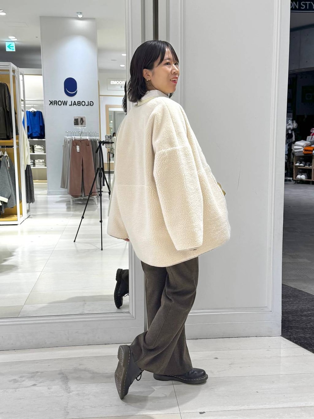 ホワイト系のシャツ/ブラウス、イエロー系のショルダーバッグ、ブラウン系のその他パンツを着用したレディースの冬コーディネートの2枚目の写真