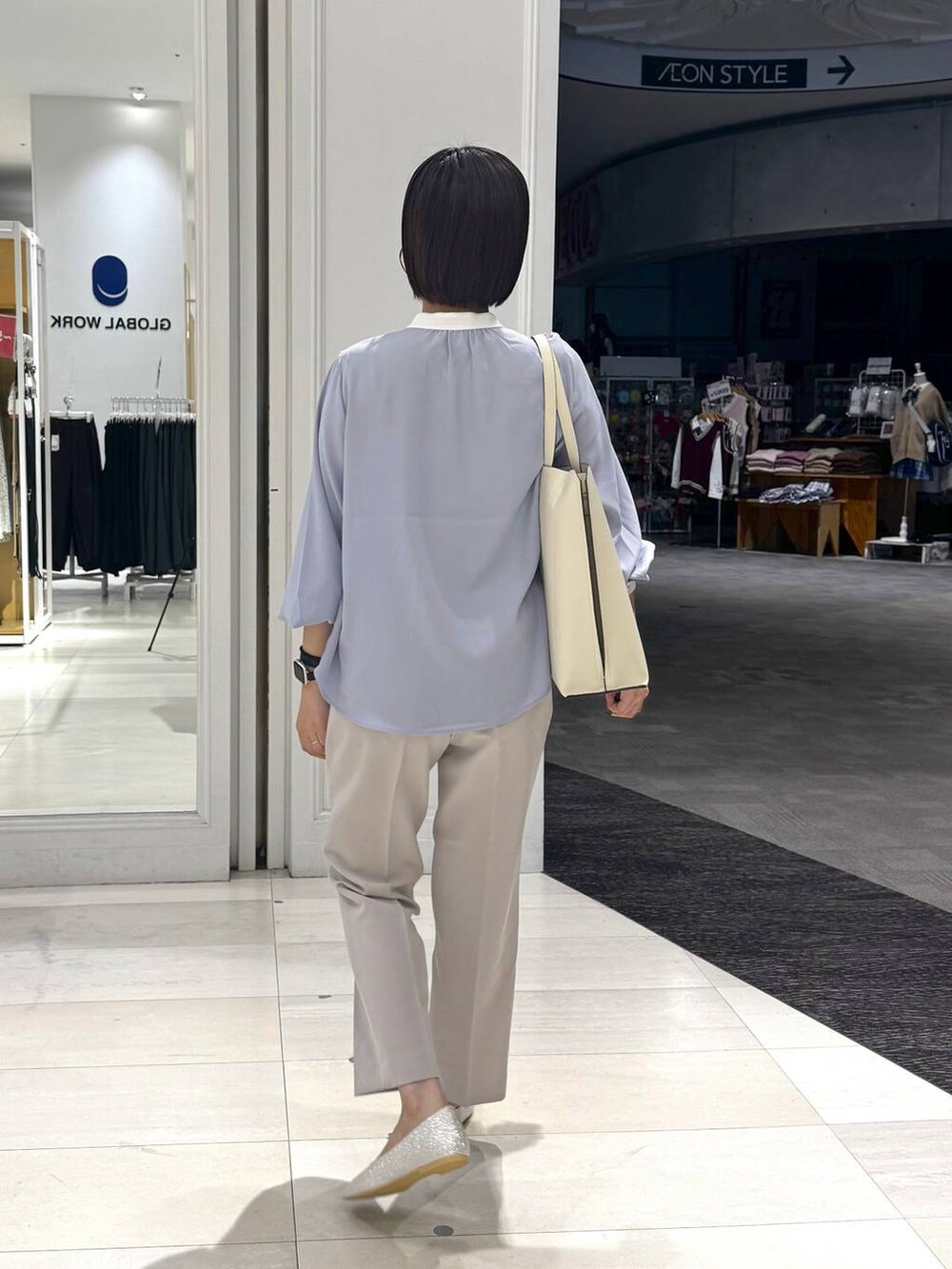 ベージュ系のパンプス、ホワイト系のトートバッグ、グレー系のその他パンツを着用したレディースの秋コーディネートの3枚目の写真