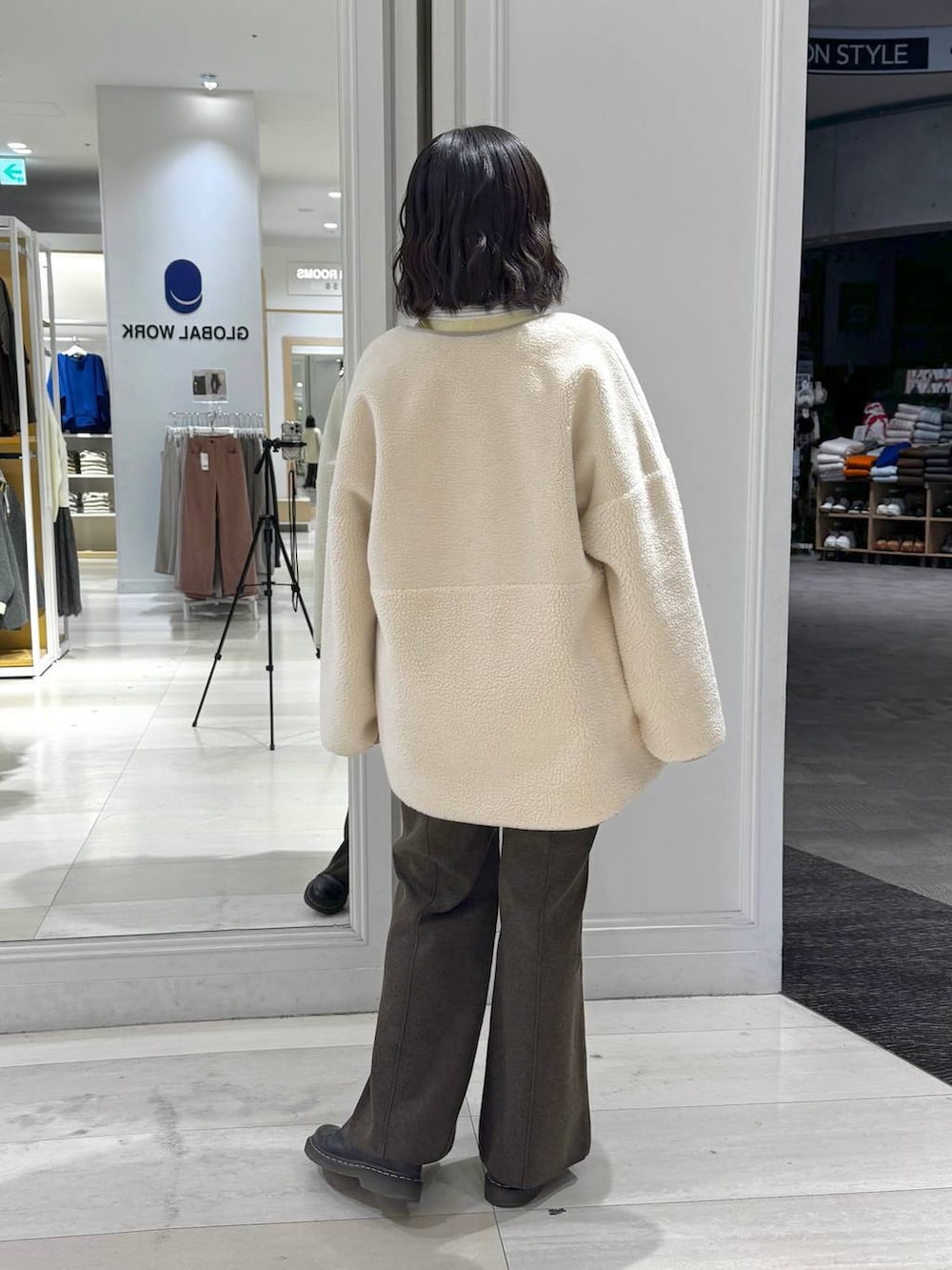 ホワイト系のシャツ/ブラウス、イエロー系のショルダーバッグ、ブラウン系のその他パンツを着用したレディースの冬コーディネートの3枚目の写真