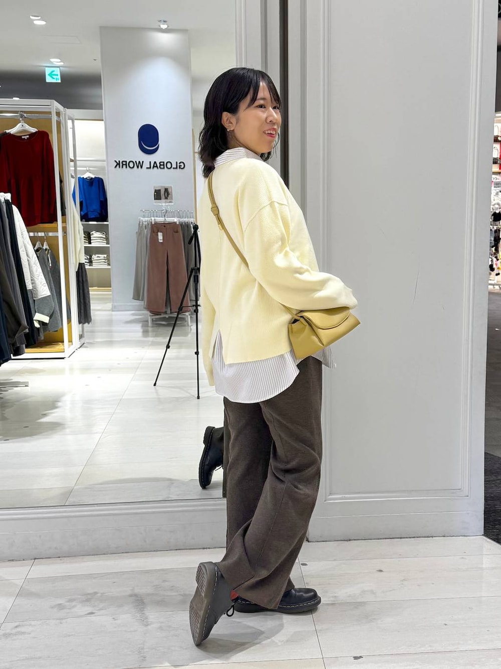 ホワイト系のシャツ/ブラウス、イエロー系のショルダーバッグ、ブラウン系のその他パンツを着用したレディースの冬コーディネートの7枚目の写真