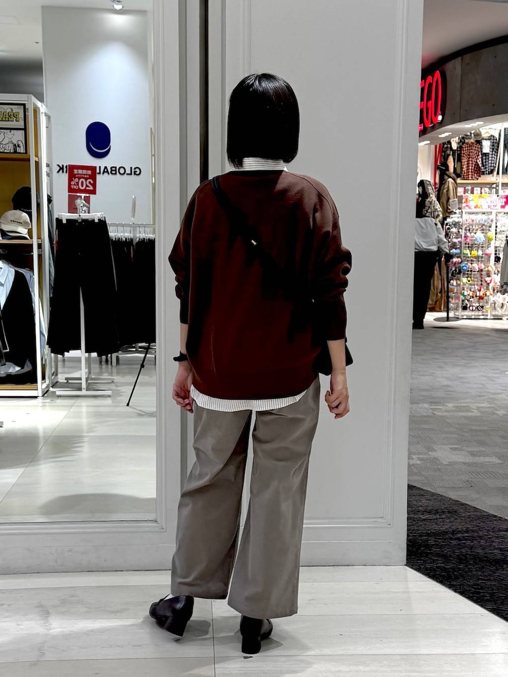 ブラック系のローファー、その他のシャツ/ブラウス、ブラック系のショルダーバッグを着用したレディースの秋コーディネートの3枚目の写真