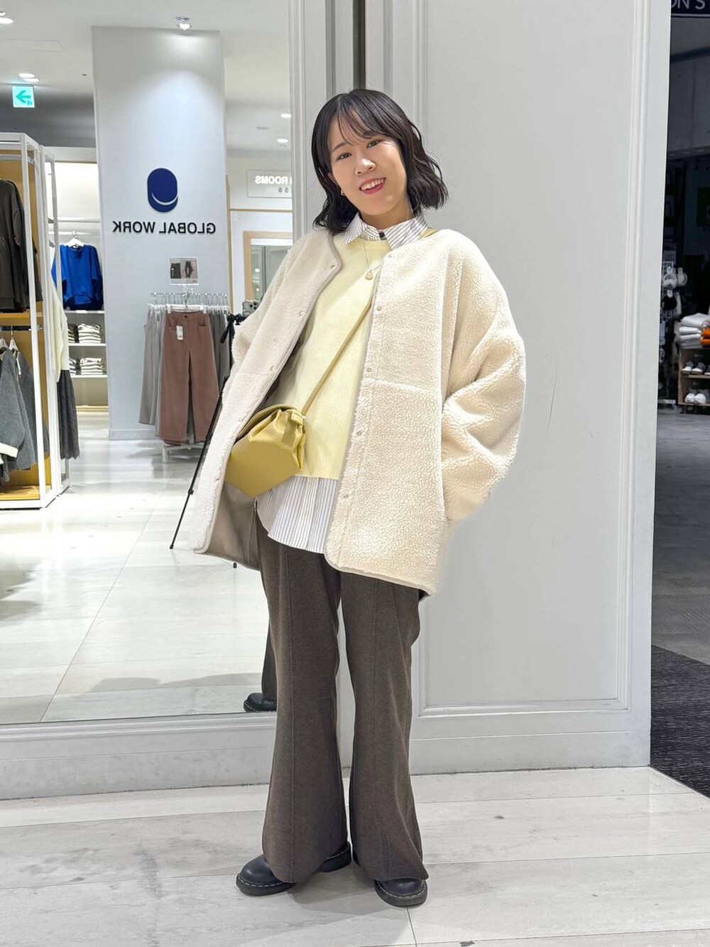 ホワイト系のシャツ/ブラウス、イエロー系のショルダーバッグ、ブラウン系のその他パンツを着用したレディースの冬コーディネートの5枚目の写真