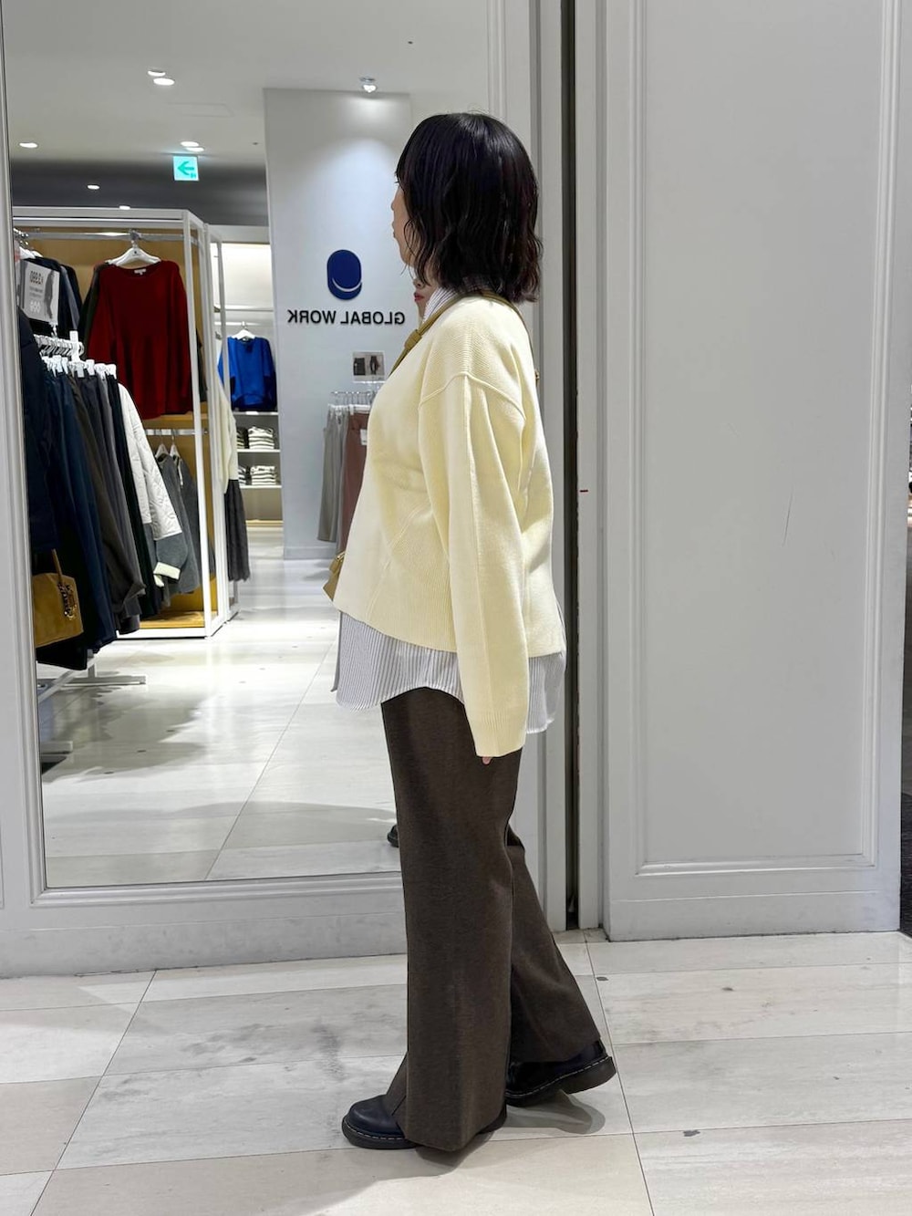 ホワイト系のシャツ/ブラウス、イエロー系のショルダーバッグ、ブラウン系のその他パンツを着用したレディースの冬コーディネートの9枚目の写真