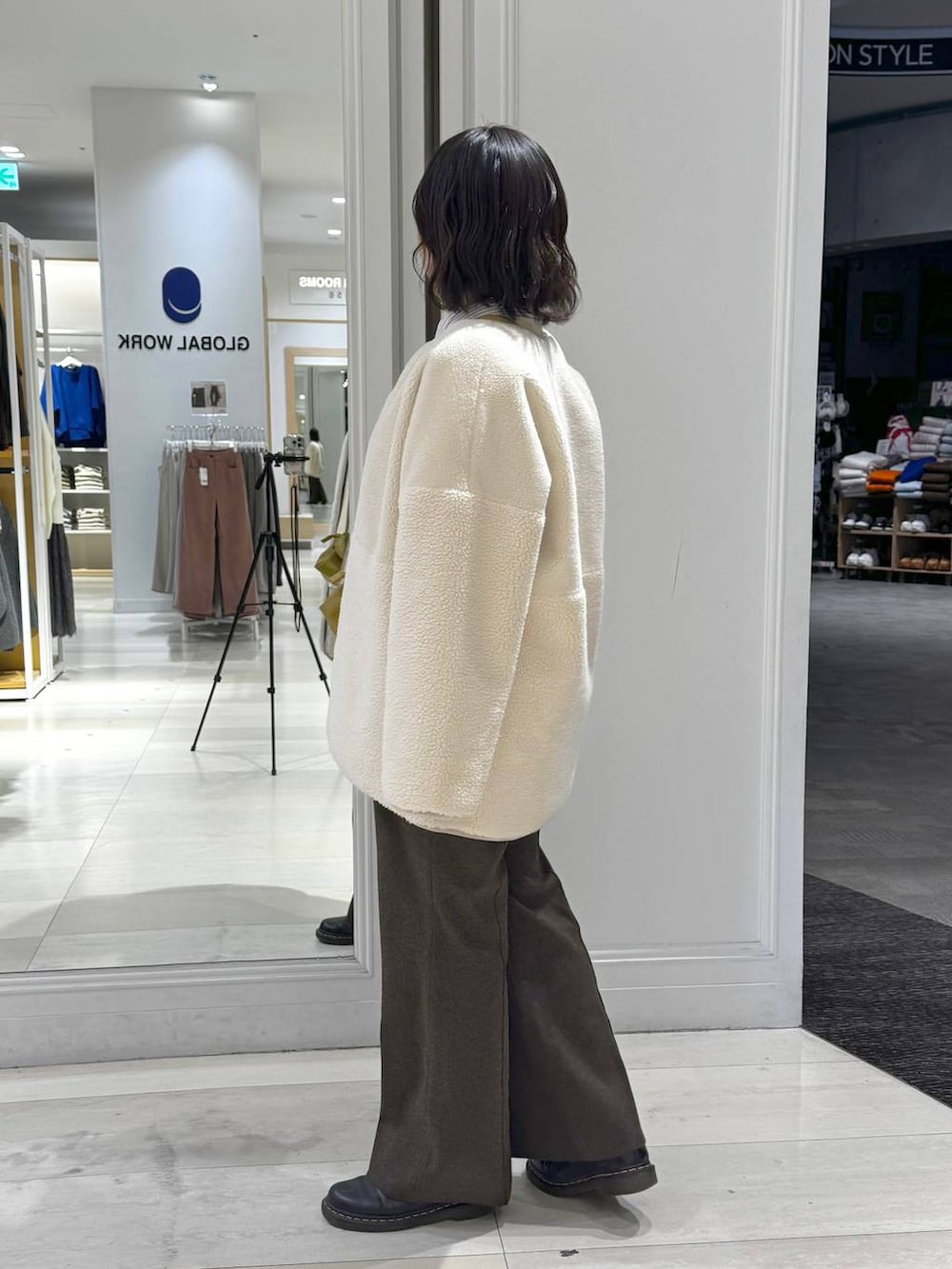 ホワイト系のシャツ/ブラウス、イエロー系のショルダーバッグ、ブラウン系のその他パンツを着用したレディースの冬コーディネートの4枚目の写真