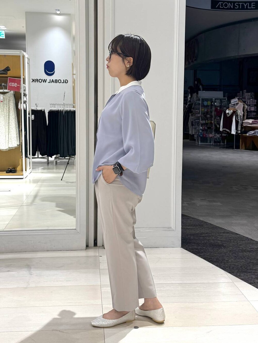 ベージュ系のパンプス、ホワイト系のトートバッグ、グレー系のその他パンツを着用したレディースの秋コーディネートの4枚目の写真