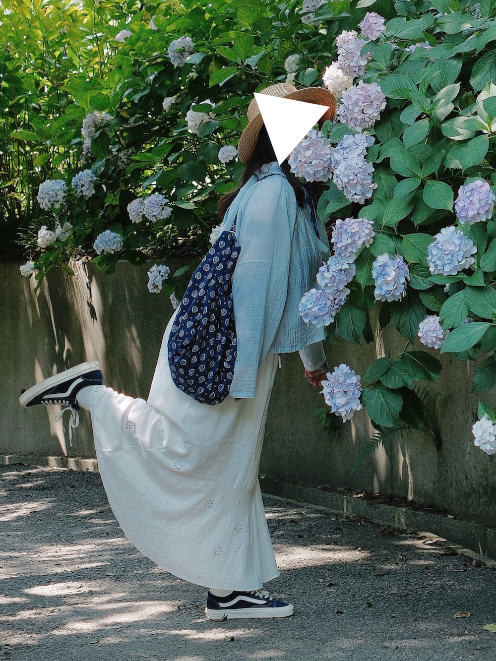 ブルー系のその他トップス、パープル系のTシャツ/カットソー、ホワイト系のスカートを着用したレディースの夏コーディネートの2枚目の写真