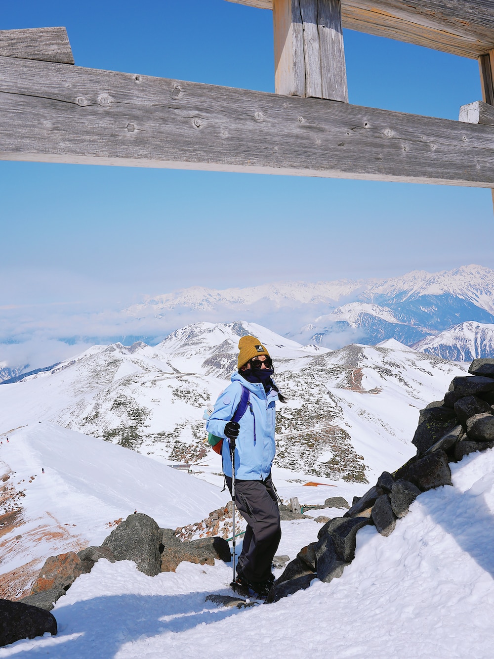 パープル系のTシャツ/カットソー、パープル系のマウンテンパーカー、パープル系のバックパック/リュックを着用したレディースの春コーディネートの3枚目の写真