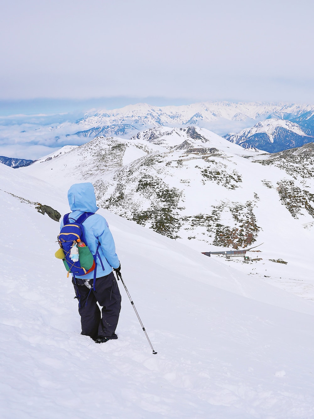 パープル系のTシャツ/カットソー、パープル系のマウンテンパーカー、パープル系のバックパック/リュックを着用したレディースの春コーディネートの5枚目の写真