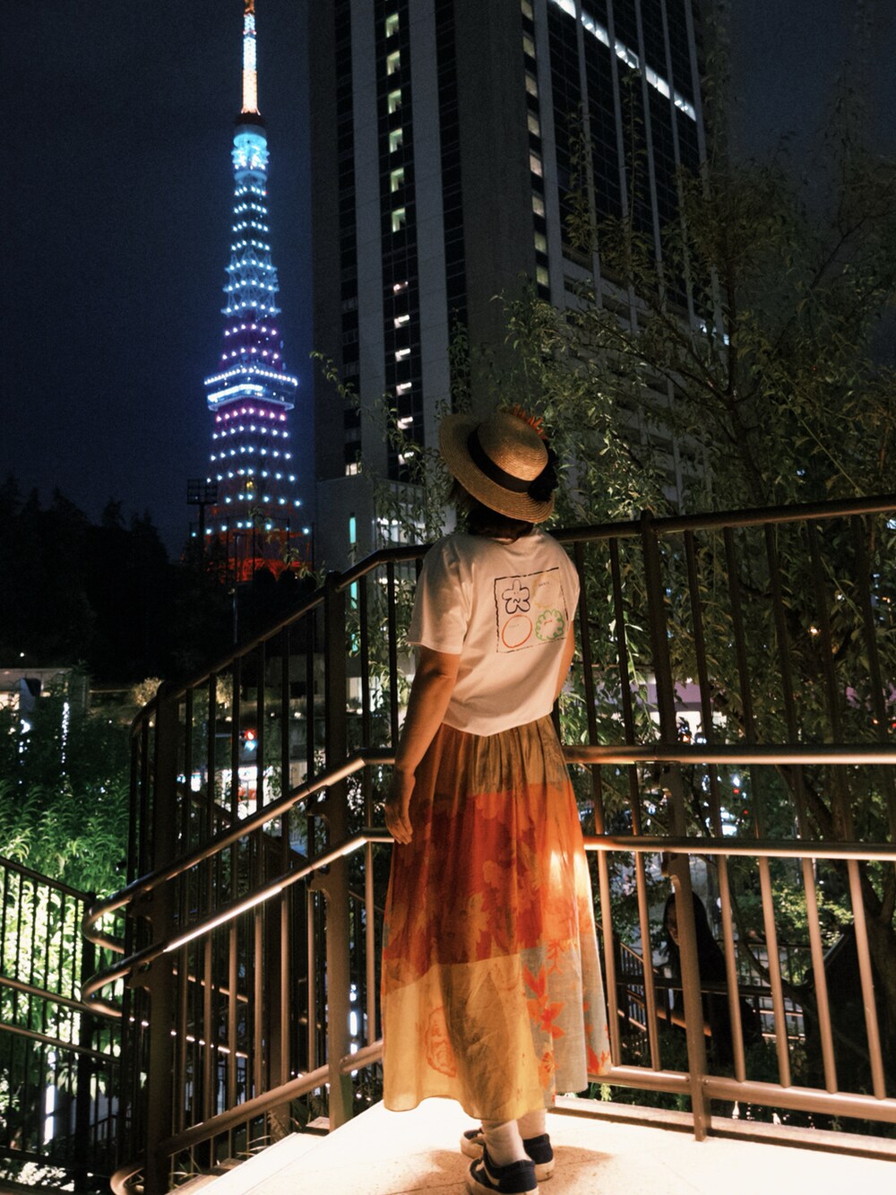 ホワイト系のTシャツ/カットソー、その他のスカート、ブルー系のスニーカーを着用したレディースの夏コーディネートの2枚目の写真