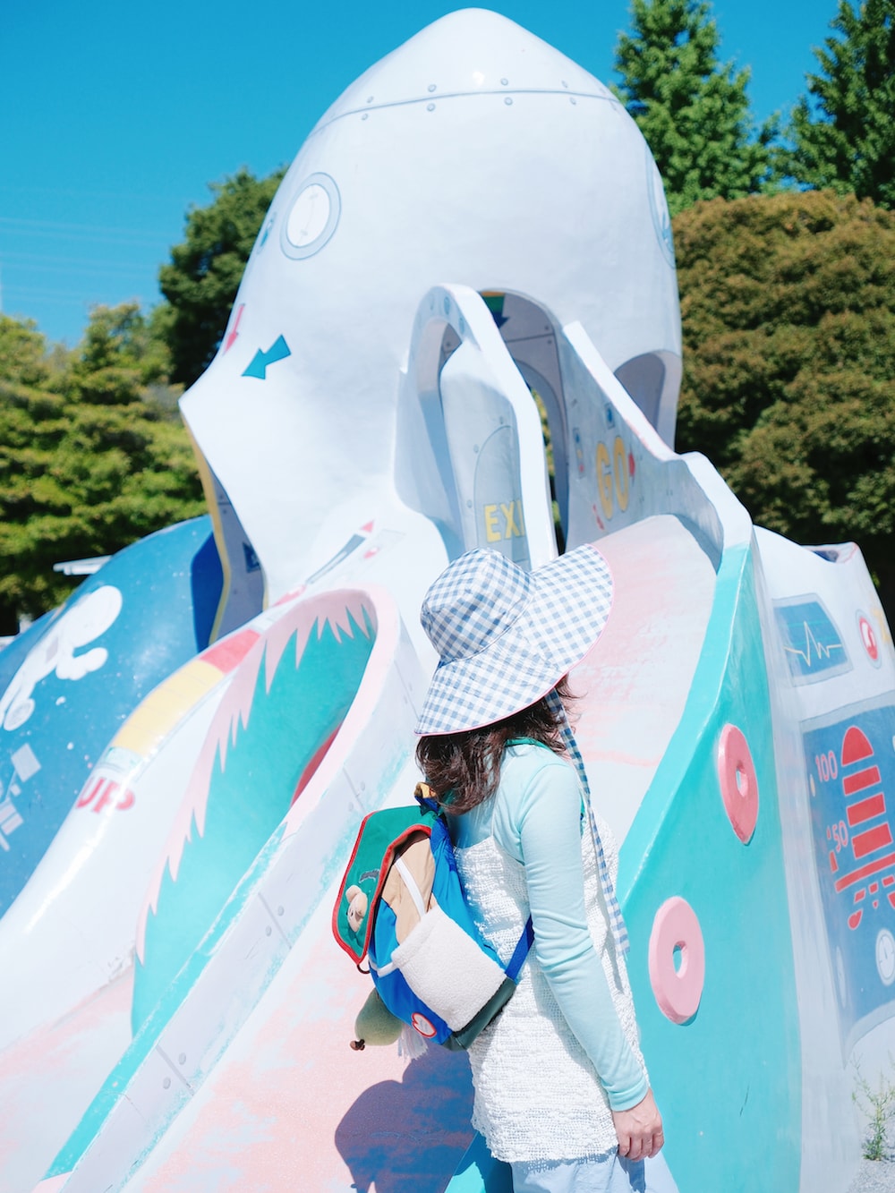 ブルー系のTシャツ/カットソー、ブルー系のチノパンツ、ホワイト系のキャミソールを着用したレディースの夏コーディネートの3枚目の写真