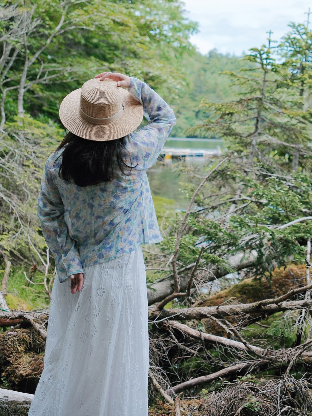 その他のTシャツ/カットソー、ホワイト系のスカート、ブルー系のスニーカーを着用したレディースの夏コーディネートの2枚目の写真