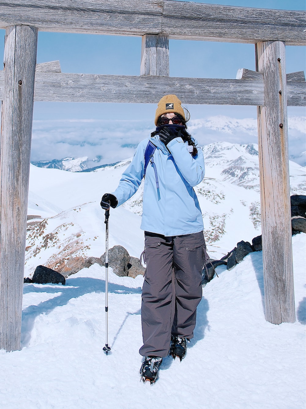 パープル系のTシャツ/カットソー、パープル系のマウンテンパーカー、パープル系のバックパック/リュックを着用したレディースの春コーディネートの2枚目の写真