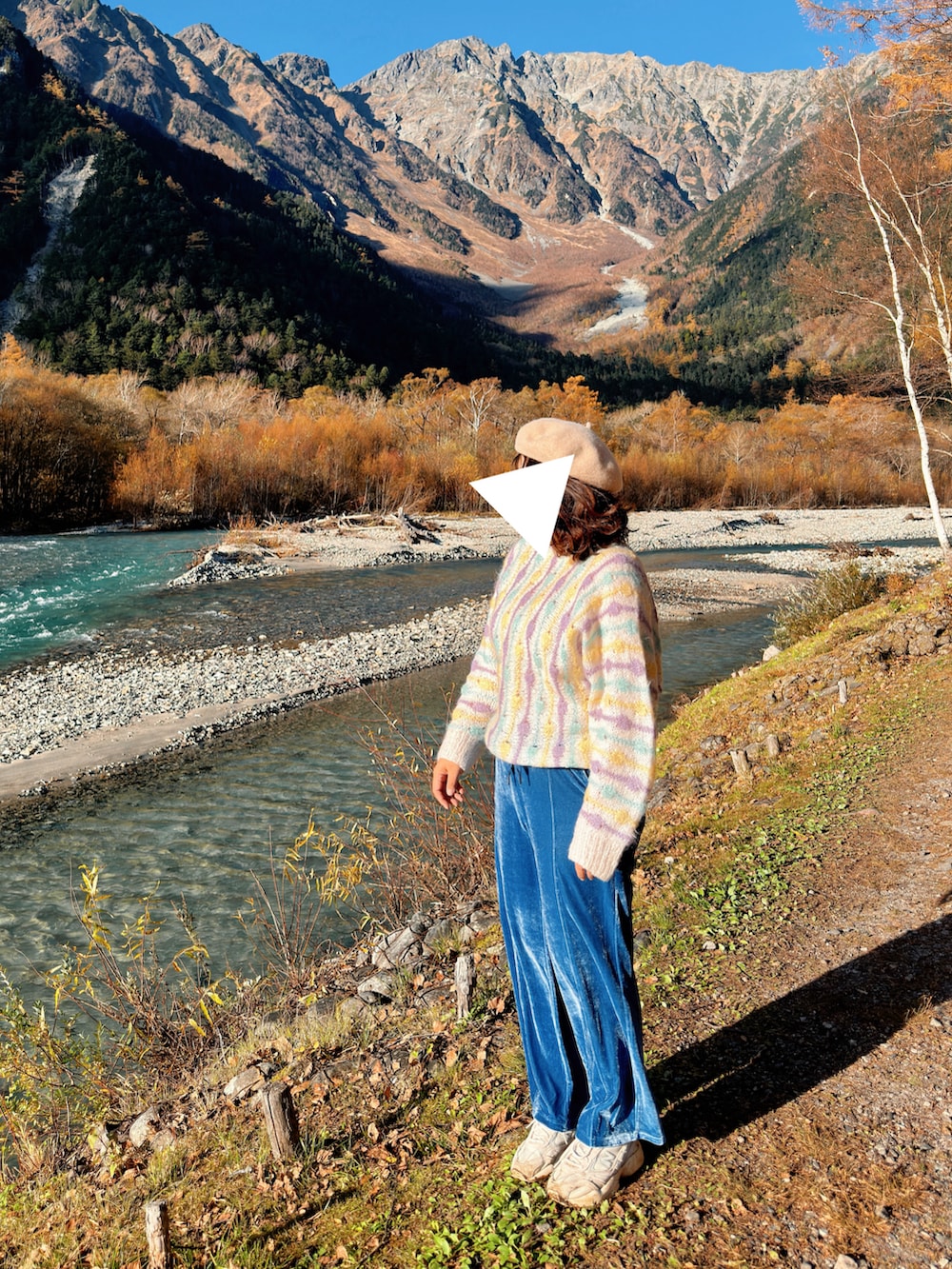 ホワイト系のニット/セーター、ホワイト系のピーコート、ブルー系のチノパンツを着用したレディースの秋コーディネートの2枚目の写真