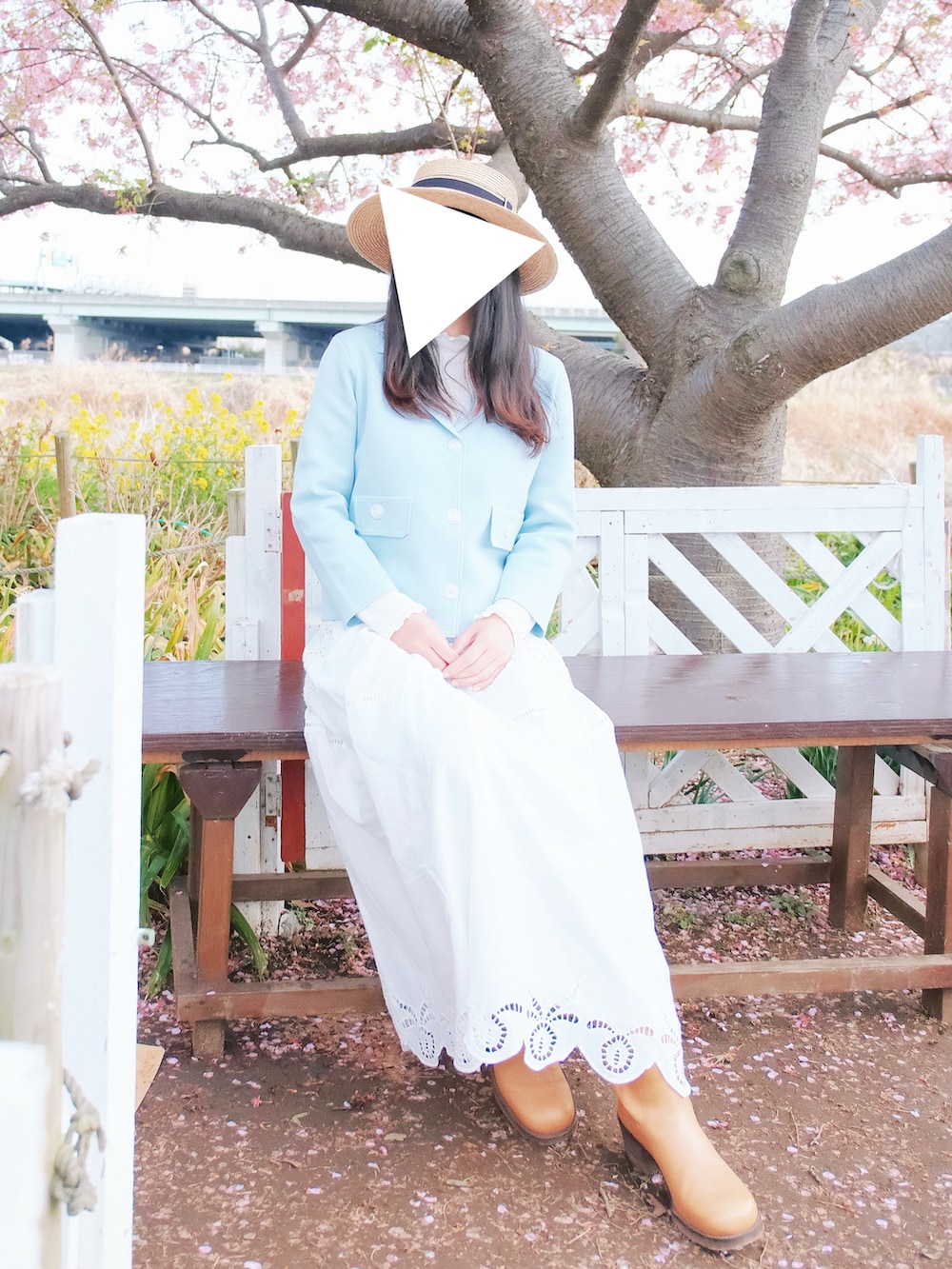 ホワイト系のスカート、ブルー系のニット/セーター、ホワイト系のTシャツ/カットソーを着用したレディースの春コーディネートの2枚目の写真