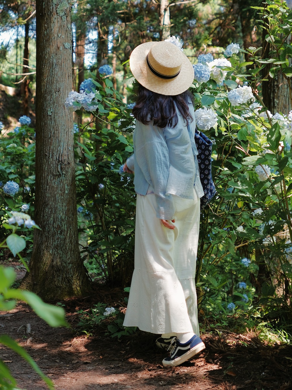 ブルー系のその他トップス、パープル系のTシャツ/カットソー、ホワイト系のスカートを着用したレディースの夏コーディネートの3枚目の写真