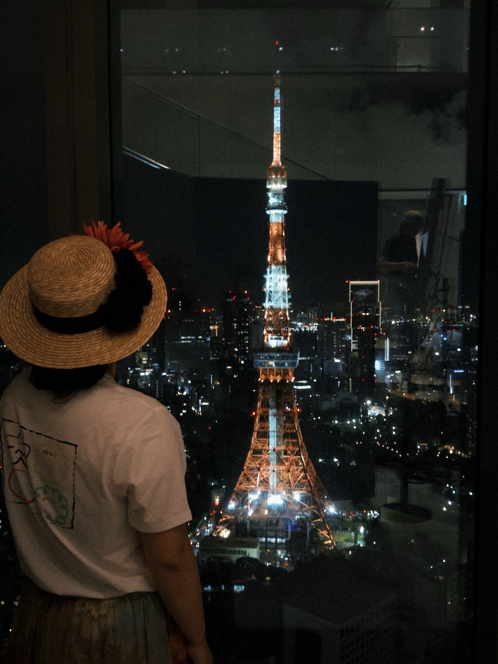ホワイト系のTシャツ/カットソー、その他のスカート、ブルー系のスニーカーを着用したレディースの夏コーディネートの3枚目の写真
