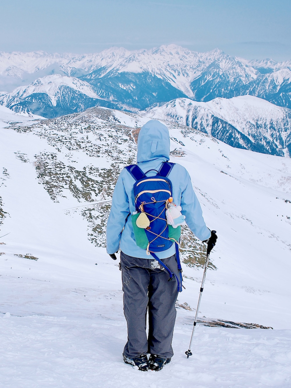 パープル系のTシャツ/カットソー、パープル系のマウンテンパーカー、パープル系のバックパック/リュックを着用したレディースの春コーディネートの4枚目の写真
