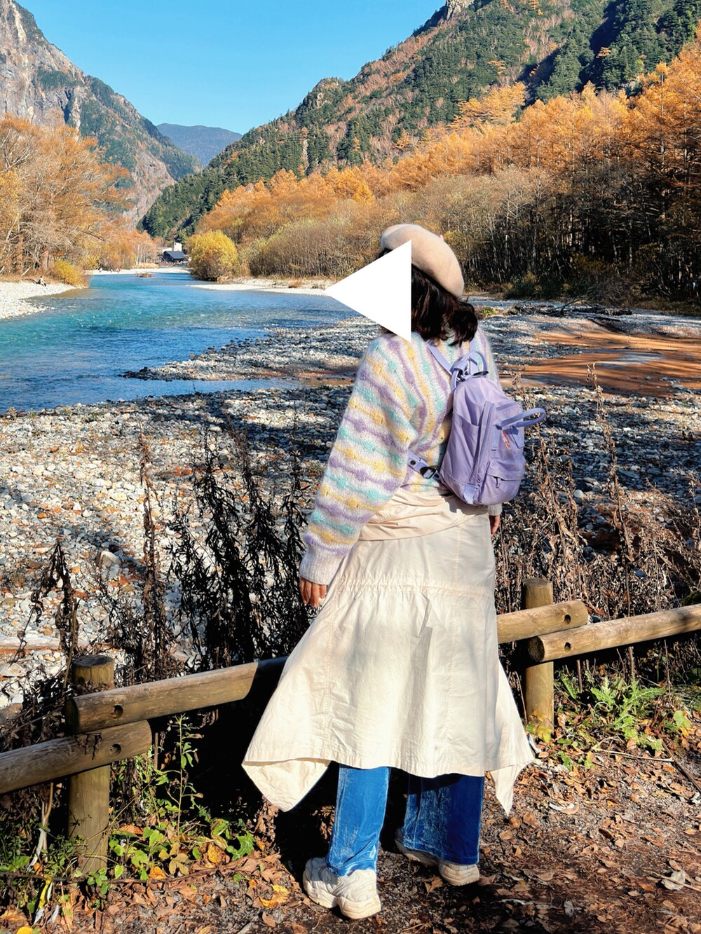 ホワイト系のニット/セーター、ホワイト系のピーコート、ブルー系のチノパンツを着用したレディースの秋コーディネートの3枚目の写真