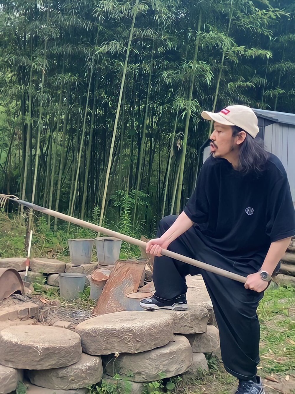 ブラック系のTシャツ/カットソー、ブラック系のその他パンツ、ブラック系のスニーカーを着用したメンズの春コーディネートの2枚目の写真