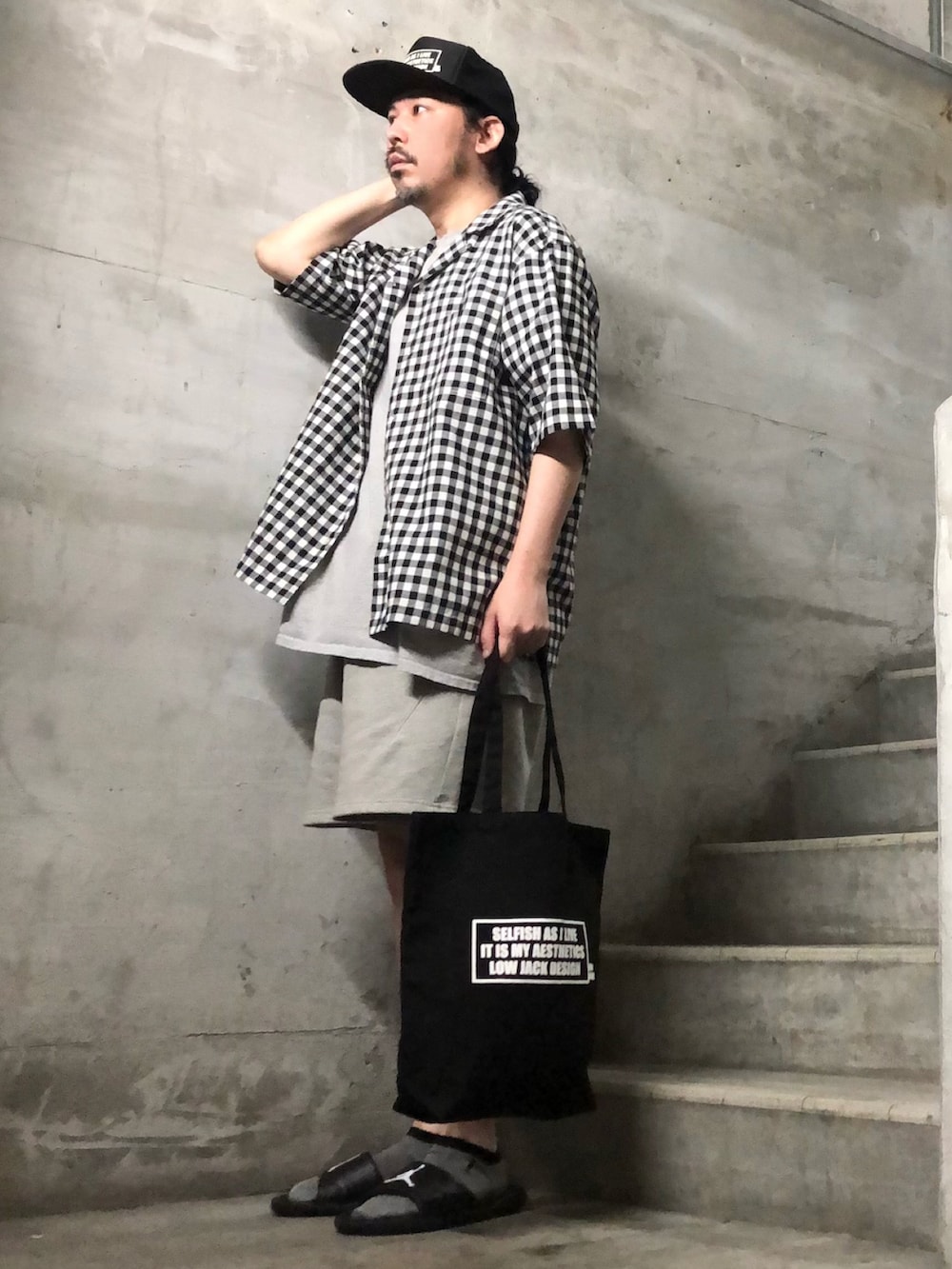 その他のシャツ/ブラウス、ブラック系のトートバッグ、ブラック系のサンダルを着用したメンズの夏コーディネートの2枚目の写真