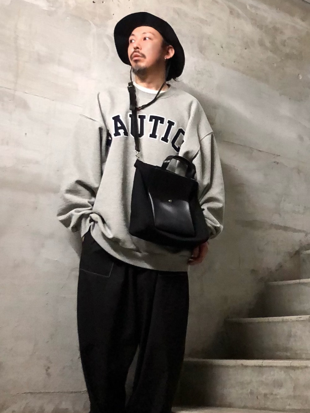 ブラック系のショルダーバッグ、グレー系のスウェット、ブラック系のサンダルを着用したメンズの春コーディネートの2枚目の写真