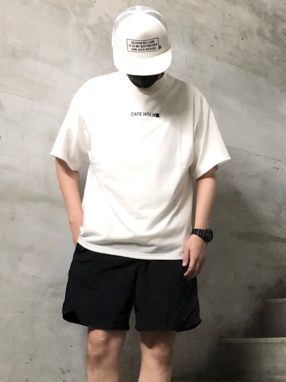 ホワイト系のTシャツ/カットソー、ホワイト系のサンダル、ホワイト系のキャップを着用したメンズの夏コーディネートの2枚目の写真